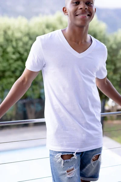背景に木の上にコピースペース付きの白い半袖Tシャツでアフリカ系アメリカ人の男性のイメージ ファッション カジュアルウェア 自然コンセプト — ストック写真