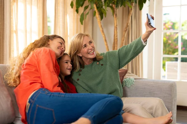 Imagen Mujeres Caucásicas Felices Tres Generaciones Sentadas Sofá Tomando Selfie —  Fotos de Stock