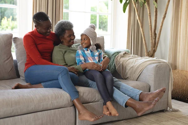 幸せなアフリカ系アメリカ人の3世代の女性がソファに座って楽しんでいるイメージ 家族と一緒に質の高い時間を過ごすコンセプト — ストック写真