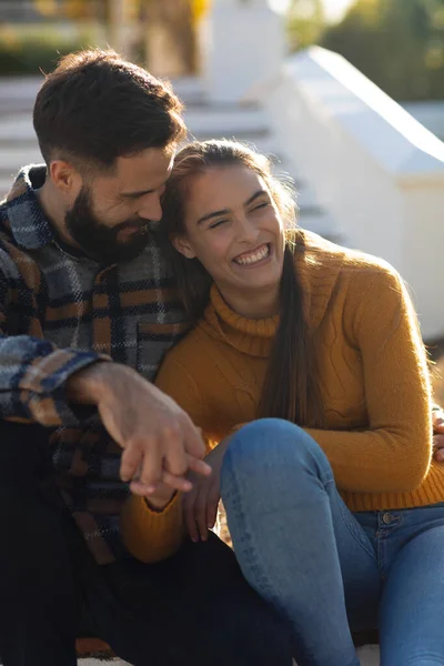 テラスの階段の上に座っている幸せな白人のカップルは笑って 日当たりの良い秋の庭で抱擁します 国内生活 ロマンスと団結の概念 — ストック写真