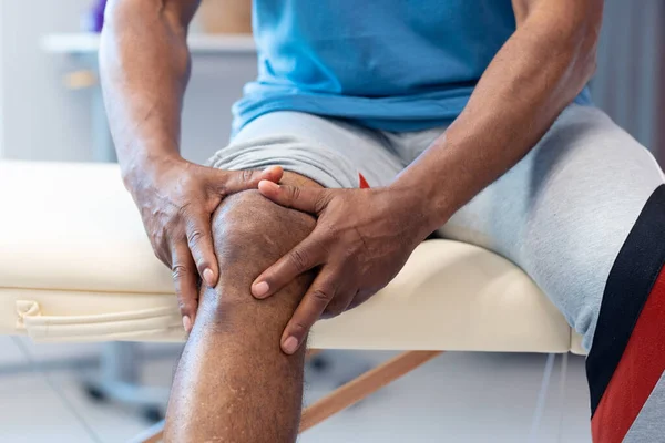 理学療法セッションで膝を保持する高齢アフリカ系アメリカ人男性患者の中央部 コピースペース 医療サービス — ストック写真