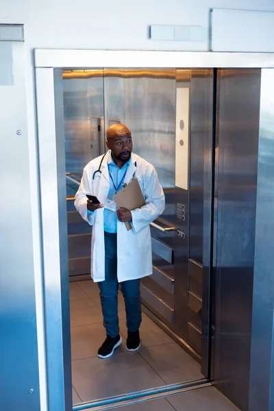 Vertical Médico Afroamericano Masculino Usando Smartphone Ascensor Hospitalario Con Espacio —  Fotos de Stock