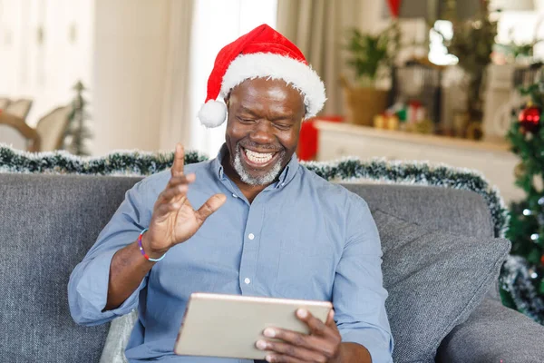 Szczęśliwy Starszy Afro Amerykanin Czapce Mikołaja Tabletem Spędzanie Czasu Święta — Zdjęcie stockowe