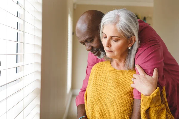 Düşünceli Üzgün Yaşlı Çift Kucaklaşıp Yukardan Eve Bakıyor Emeklilik Birliktelik — Stok fotoğraf