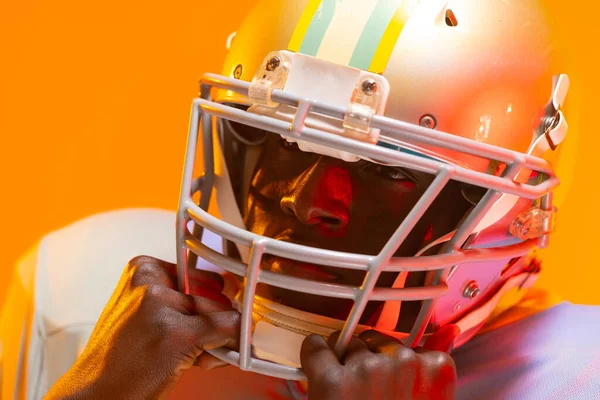 Amerykański Futbolista Kasku Neonowym Pomarańczowym Oświetleniem Sport Ruch Szkolenie Koncepcja — Zdjęcie stockowe