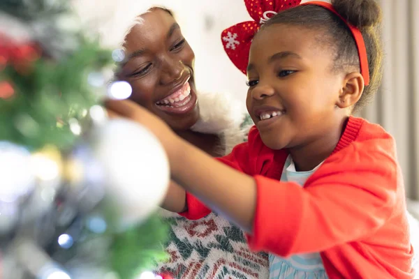 アフリカ系アメリカ人の母親と娘が一緒に時間を過ごし クリスマスツリーを飾る クリスマス 家族の時間とお祝いの概念 — ストック写真