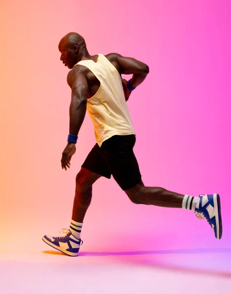 Bilde Afroamerikansk Basketballspiller Med Basketball Neonoransje Til Rosa Bakgrunn Idrett – stockfoto