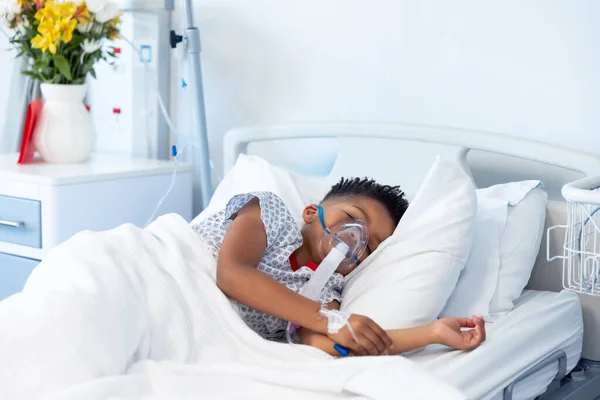 Rapaz Afro Americano Ventilação Dormir Cama Hospital Com Espaço Para — Fotografia de Stock