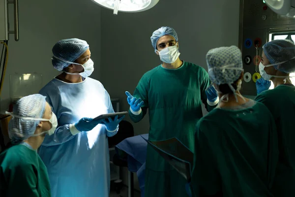 Grupo Diverso Cirurgiões Discussão Usando Tablet Sala Cirurgia Antes Operação — Fotografia de Stock