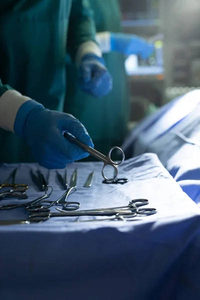 Senkrecht Des Mittelabschnitts Des Chirurgischen Tech Vorbereitungsinstruments Für Den Chirurgen — Stockfoto