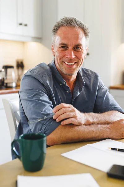 Mutfaktaki Masada Oturan Mutlu Beyaz Adamın Portresi Evde Yalnız Zaman — Stok fotoğraf