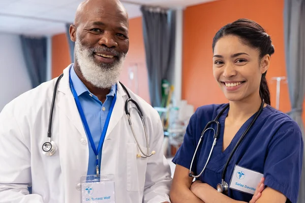 病院病棟で笑顔幸せな多様なシニア男性医師と女性医師の肖像画 コピースペース 医療サービス — ストック写真