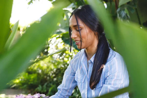Feliz Mujer Birracial Plantando Flores Jardín Sonriendo Felicidad Salud Vida —  Fotos de Stock