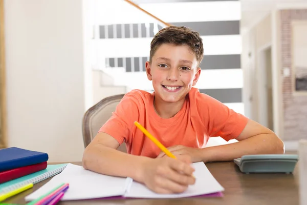 幸せな白人の少年が学習し リビングルームに座ってメモを取る 家庭教育 遠隔教育 — ストック写真