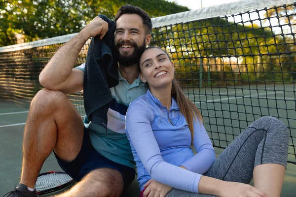 Happy Caucasian Couple Sitting Outdoor Tennis Court Net Recovering Playing — Stock Photo, Image