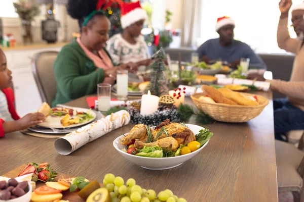 非裔美国人家庭一起在餐桌边享用圣诞大餐 圣诞节 家庭时间和庆祝概念 — 图库照片