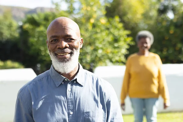 一个快乐的非洲裔美国老人和妻子在花园里的形象 家庭与共同度过美好时光的概念 — 图库照片