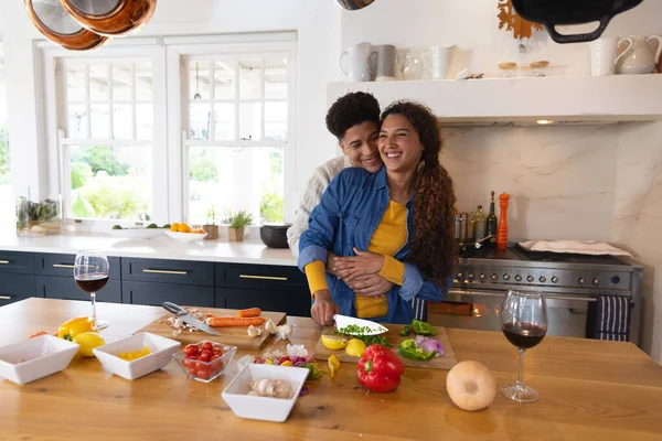 Feliz Pareja Birracial Preparando Comida Abrazándose Cocina Inclusividad Vida Doméstica —  Fotos de Stock