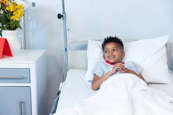 Feliz Niño Afroamericano Paciente Goteo Sonriendo Cama Del Hospital Con —  Fotos de Stock