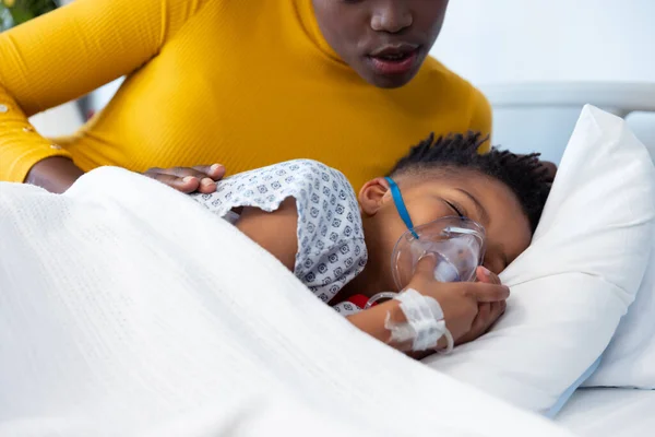 Αφροαμερικανή Μητέρα Ξαπλωμένη Δίπλα Γιο Ασθενή Αναπνευστήρα Στο Κρεβάτι Του — Φωτογραφία Αρχείου