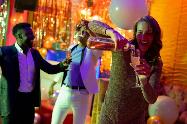 Usmívající Běloška Nalévá Nočním Klubu Sklenici Šampaňského Zábava Pití Chození — Stock fotografie