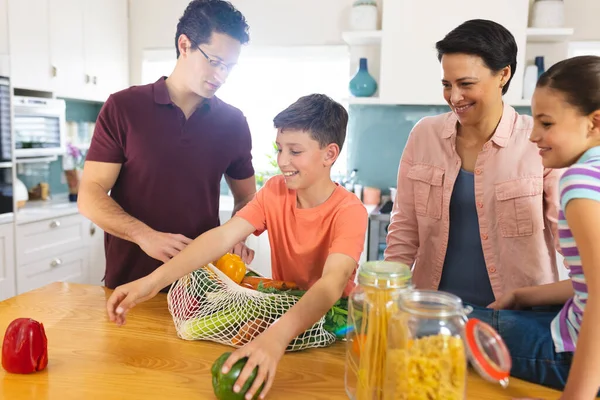 Blanke Familie Uitpakken Boodschappentas Samen Moderne Keuken Familie Tijd Samen — Stockfoto