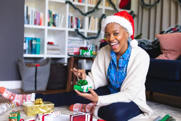 Feliz Mulher Afro Americana Vestindo Chapéu Papai Noel Embalando Presentes — Fotografia de Stock