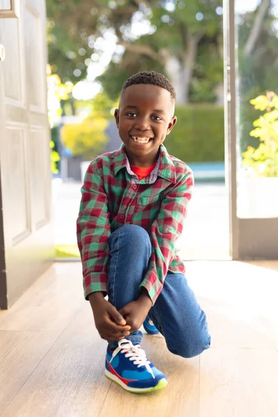 Vertikal Bild Lycklig Afrikansk Amerikansk Pojke Som Välkomnar Någon Utanför — Stockfoto