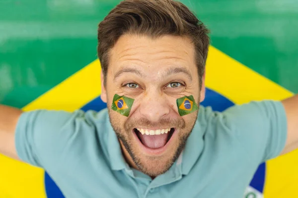Imagen Hombre Caucásico Feliz Con Banderas Brasil Cara Sobre Bandera — Foto de Stock