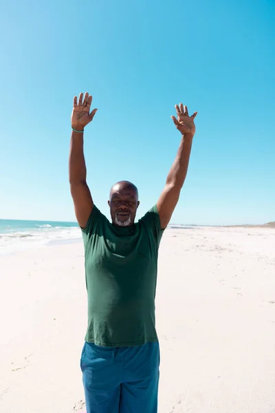 Африканский Американец Лысый Мужчина Поднятыми Руками Медитирует Песчаном Пляже Ясным — стоковое фото