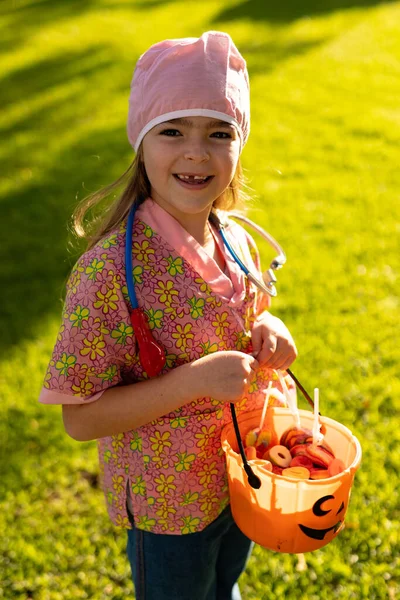 Pionowy Obraz Szczęśliwej Białej Dziewczyny Stroju Lekarza Jesiennym Ogrodzie Halloween — Zdjęcie stockowe