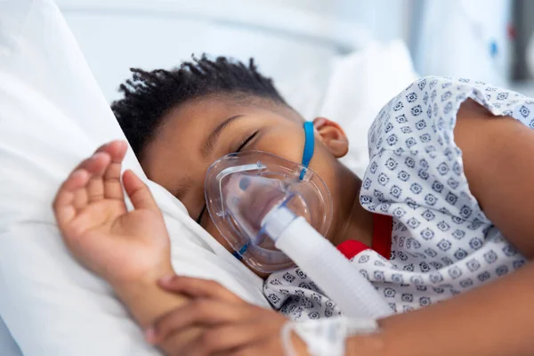 Amerykański Pacjent Respiratorze Śpiący Szpitalnym Łóżku Usługi Szpitalne Medyczne Zdrowotne — Zdjęcie stockowe
