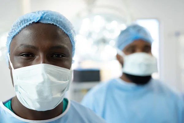 Sorridente Chirurgo Afroamericano Maschio Maschera Chirurgica Berretto Sala Operatoria Spazio — Foto Stock