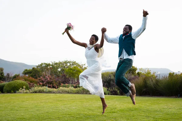 Feliz Casal Afro Americano Mãos Dadas Pulando Durante Casamento Dia — Fotografia de Stock
