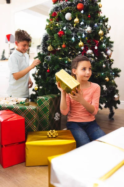 Καυκάσια Αδέλφια Περνάνε Χρόνο Μαζί Και Ξεπακετάρουν Χριστουγεννιάτικα Δώρα Χριστούγεννα — Φωτογραφία Αρχείου