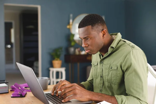 Hombre Afroamericano Trabajando Casa Dormitorio Usando Portátil Concentrándose Comunicación Trabajo —  Fotos de Stock