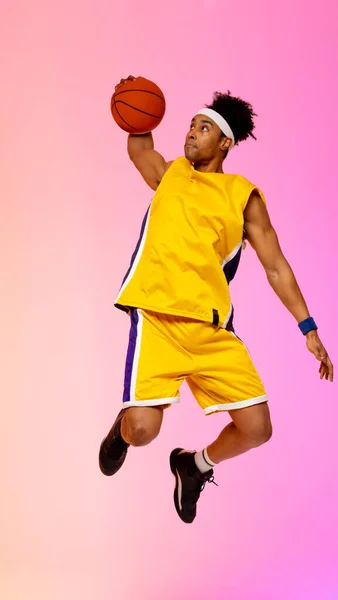 Afbeelding Van Biracial Basketballer Springen Lucht Met Basketbal Roze Achtergrond — Stockfoto