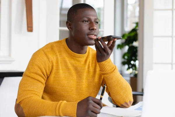 Afro Amerikaanse Man Thuis Schrijven Notities Praten Smartphone Inclusiviteit Huishoudelijk — Stockfoto