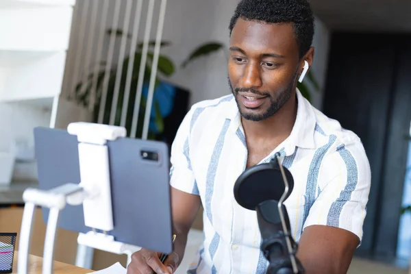 Mutlu Afro Amerikan Adam Mutfakta Masada Oturuyor Tablet Kullanıyor Video — Stok fotoğraf