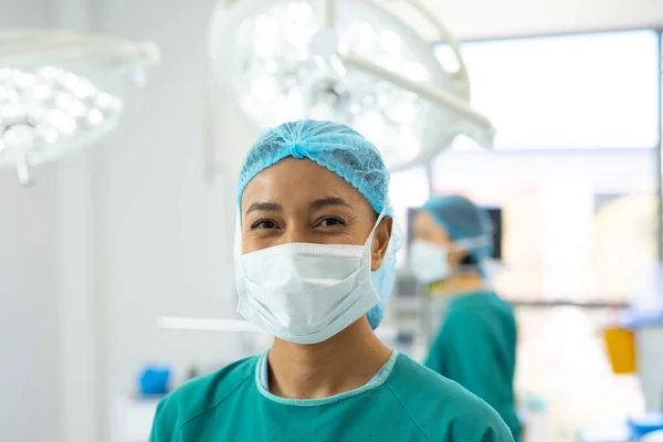 头戴口罩 头戴头罩 面带微笑的女性外科医生的肖像 复制空间 医疗和保健服务 — 图库照片