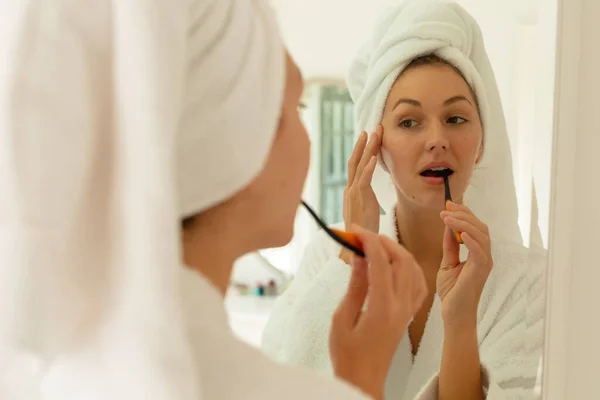 Mulher Caucasiana Feliz Vestindo Roupão Escovando Dentes Olhando Para Espelho — Fotografia de Stock
