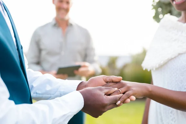 这对非洲裔美国夫妇在婚礼期间手牵着戒指进行了亲密接触 婚礼日 包容和生活方式概念 — 图库照片