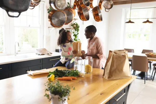 Image Happy African American Mother Daughter Unpacking Shopping Bags Kitchen — Stock Photo, Image