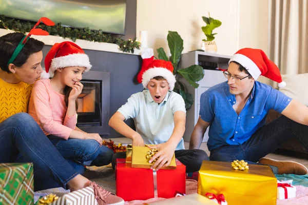 Kafkas Ailesi Birlikte Vakit Geçirip Noel Hediyelerini Açıyor Noel Aile — Stok fotoğraf