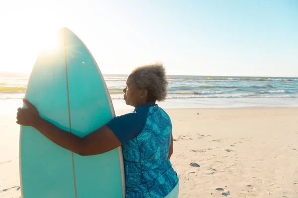 Deniz Kenarında Sörf Tahtası Olan Gökyüzü Açık Afro Amerikan Bir — Stok fotoğraf