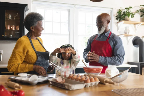 Imagen Felices Abuelos Afroamericanos Nieta Horneando Cocina Familia Pasar Tiempo —  Fotos de Stock