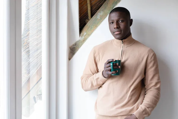 Portrait Homme Afro Américain Debout Maison Regardant Caméra Tenant Une — Photo