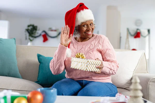 Zamyšlené Starší Africké Američanky Klobouku Santa Clause Mávající Důchod Čas — Stock fotografie