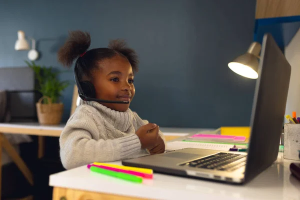 Glad Afrikansk Amerikansk Flicka Lära Sig Med Hjälp Laptop Och — Stockfoto