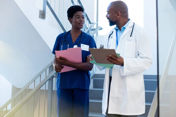 Szczęśliwa Afro Amerykańska Lekarka Rozmawiająca Szpitalnych Schodach Usługi Szpitalne Medyczne — Zdjęcie stockowe